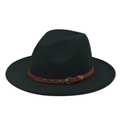 Vue détaillée d'un chapeau fedora en feutre vert foncé avec boucle de ceinture - Vert Foncé