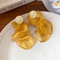 Boucles d'oreilles martelées dorées avec pompons fleurs en organza gingembre multicouches - Pétales Multicouches en Organza Jaune Gingembre (Tige en Argent)