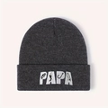 Dunkelgraue Strickmütze mit weißer PAPA-Stickerei und kreativen Angelmotiven im Design - Dunkles Heidegrau