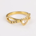 Dettaglio macro di anello a cuore dorato con zirconi e design a doppia fascia - US 6 / Stile cuore 2