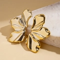 Detailansicht goldener unregelmäßiger Blütenohrringe auf einem weißen Zierstein - Gold (925 Sterling Silber Ohrringstift)