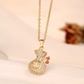 Collana in acciaio al titanio dorato con ciondolo portafortuna e cristalli lucenti - Oro (8417)
