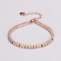 Dettaglio del bracciale a maglie quadrate in oro rosa con finitura lucida regolabile - Oro rosa