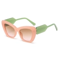 Cat-eye zonnebril met roze montuur, groene veren en bruine gradiënt glazen - Roze Frame Gradiënt Thee