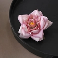 Rosafarbene künstliche Rose Haarklammer und Brosche auf einem schwarzen Tablett-Hintergrund - Spitze Rose / Hellrosa