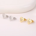 Gedetailleerde close-up van hartvormige letter M strass oorknopjes in goud en zilver. - M