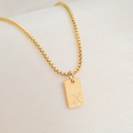 Collier avec pendentif carré plaqué or, lettre X gaufrée et chaîne à mailles carrées - Lettre X