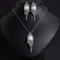Dettaglio del set di gioielli con zirconi e perle eleganti su un busto nero - Bianco