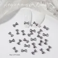Dettaglio macro di fiocchi 3D per nail art in argento canna di fucile da 6,5x3,5 mm - Grigio perla