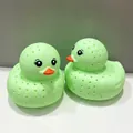 Détail de l'infuseur à thé en silicone vert menthe en forme de canard avec trous de drainage - Petit canard vert