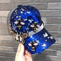 Detail der blauen Pailletten-Kappe mit Kristall-Biene und Schmetterling-Stickerei - Erwachsenengröße (Verstellbar) / Blau