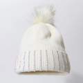 Bonnet en maille crème d'hiver avec pompon en fourrure et strass colorés sur revers - Blanc
