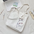 Detail eines süßen Hasen-Aufdrucks auf einer weißen Canvas-Tasche mit Schultergurt - Yeah Hase (Schulter + Crossbody) Groß