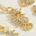 Goldene Seepferdchen-Halskette mit funkelnden Zirkonia im minimalistischen Stil - Goldenes Seepferdchen