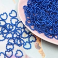 Perles en forme de cœur bleu en ABS pour nail art et bricolage dans un plat rose - Bleu Saphir