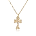 Détail du pendentif croix plaqué or 18K avec zircon et extrémités en cœur - Croix Coeur Quatre Coins