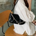 Elegante borsa a nuvola plissettata nera con tracolla intrecciata e catena d'argento - Nero