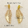 Goldene Ohrringe in Federform aus gebürstetem Titanstahl, Maße 5,3 cm x 1,8 cm - Feder-Hängeohrringe / Gold