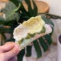 Haarklammer aus Acetat mit Rosen-Design und grünen Blättern für Damenfrisuren - Gelb und Weiß Zwillingslotus
