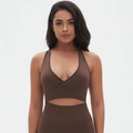 Détail d'un ensemble de yoga marron avec col en V croisé et tissu lisse et doux - Marron