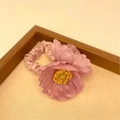 Scrunchie in tessuto a fiori rosa con stami gialli in una cornice di legno artistica - Elastico per Capelli Papavero Viola