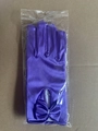 Guanti da sposa corti in raso viola con elegante fiocco e dettagli di perle per eventi - Stile Fiocco / Viola scuro