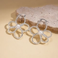 Pendientes de flores plateadas texturizadas con perlas sobre base de piedra - Plateado