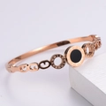 Brazalete de acero de titanio oro rosa con disco de números romanos negros y eslabones - Oro rosa
