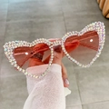 Herzförmige Oversize-Sonnenbrille in Rosa mit funkelnden Strasssteinen und Metallscharnier - Rosa mit Strass