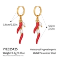 Boucles d'oreilles créoles dorées en acier avec piment rouge et perle d'eau douce - Style Perle de Piment Rouge (YYE025425)