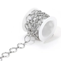Détail d'une chaîne géométrique en acier inoxydable enroulée sur une bobine blanche - Chaîne Faite Main Cercle 1x14mm + Fermoir en Forme de 3