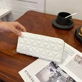 Cartera larga acolchada blanca elegante con cremallera sobre una mesa de madera - Estilo 2-Blanco (Acolchado Rombo)