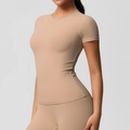 Détail d'un haut de yoga respirant en tissu sport beige doux et extensible ajusté - S / Hauts / Khaki Moyen