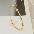 Brazalete abierto bañado en oro con dijes de esmalte de ojo de la suerte azul - Abierto Ajustable / Ojo de la Suerte Azul (31443)