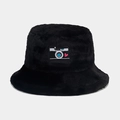 Détail du chapeau cloche noir en fausse fourrure avec écusson appareil photo et cœur - Noir