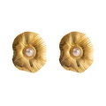 Détail de boucles d'oreilles fleurs dorées en acier inoxydable avec perle centrale ronde - Style de Fleur à Ondulations Rayonnantes (Modèle 3)