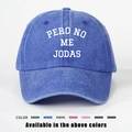 Détail de casquette en denim délavé avec texte PERO NO ME JODAS et options couleurs - Bleu Royal