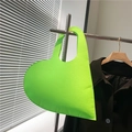 Neongrüne Filz-Handtasche in Herzform mit asymmetrischer Silhouette und Tragegriff - Grün