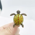 Broche tortue de mer créative avec carapace en émail vert et cristaux de strass marrons - Jaune-vert