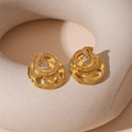 Dettaglio macro di orecchini d'oro a trama lavica con intarsi in zirconi cubici - Stile con texture lavica dorata irregolare (Silver Pin-Golden Arrow Geometric Stud)