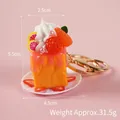 Miniatur-Früchtekuchen Schlüsselanhänger mit weißer Sahne und rosa Glasur, 5,5cm hoch - Rote Creme mit goldenem Schlüsselring