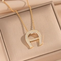 Collier en acier inoxydable plaqué or 18 carats avec pendentif lettre A en zircon brillant - 546 Collier Fer à Cheval A Doré
