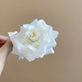 Pince à cheveux élégante avec rose blanche en soie, pétales réalistes et pistils jaunes - Pince à Cheveux Fleur Artificielle à Pétales (107#) / Blanc