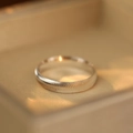 Minimalistischer S925 Silberring mit radialer Textur in eleganter Schmuckschatulle - US 5 / Weißgold
