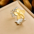 Anello aperto bicolore con fiore e stella marina placcato oro e argento chic - Design Floreale (R562)