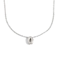 Collier chic en acier inoxydable argenté avec pendentif lettre O ajouré sur fond blanc - Lettre O / Acier