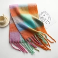 Gros plan sur une écharpe à carreaux épais avec des pompons orange et vert menthe - Rose Vert Orange