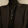 Minimalistische zilveren Y-ketting met driehoeken op model in zwarte zakelijke kleding - Y-Vorm Dubbele Hanger-Zilver
