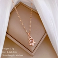 Detailansicht eines roségoldenen Herzanhängers mit Flügeln und Steinen in einer Box - Roségold Engel Flügel Herz Beweglicher Anhänger (B212)