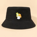 Dettaglio della rana verde e del fungo ricamati su un cappello a secchiello in cotone nero - Taglia unica / Nero